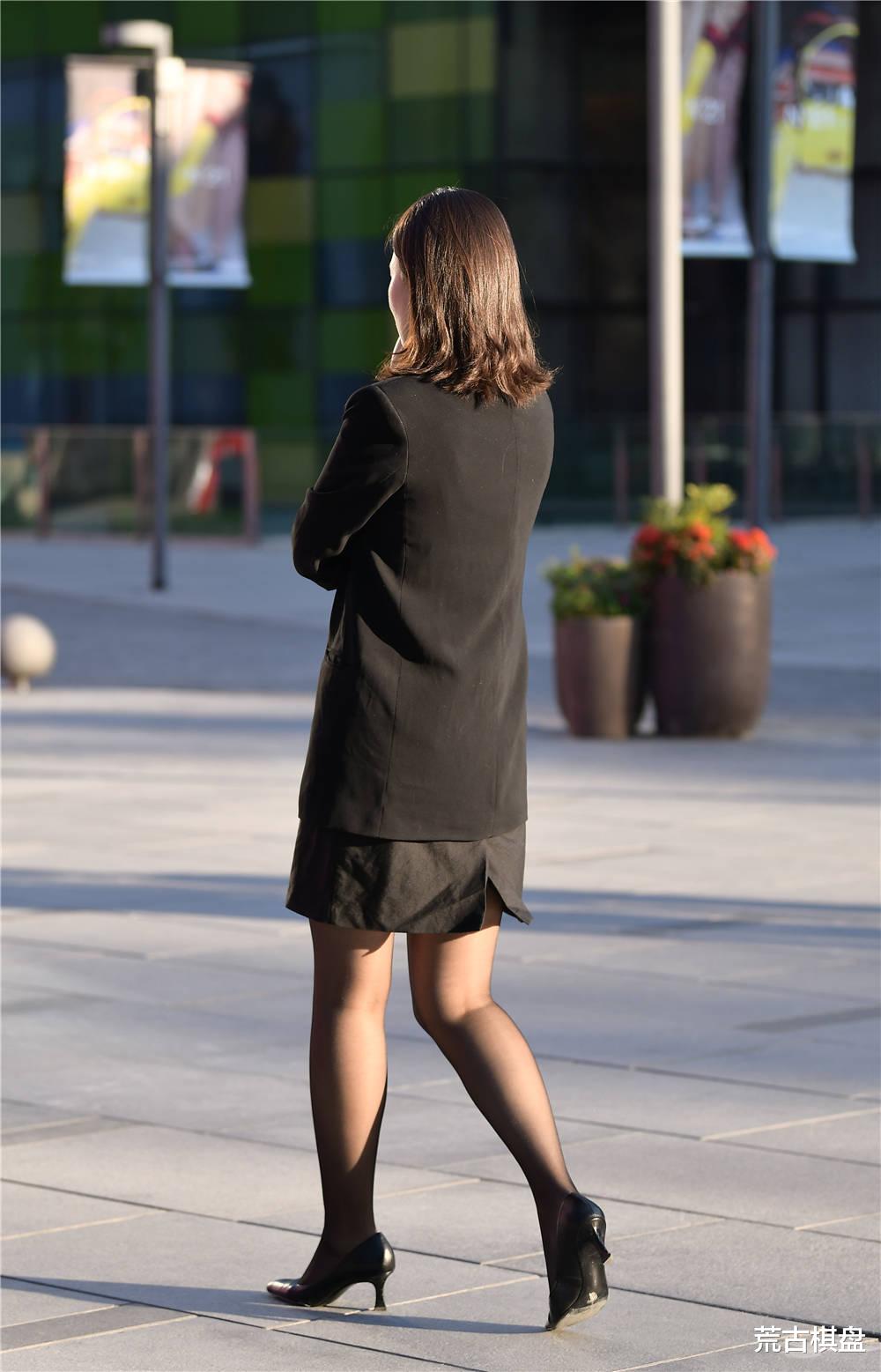 荒古棋盘 秋天适合搭配黑色丝袜，搭配尖头细跟鞋，筒裙和黑色外套