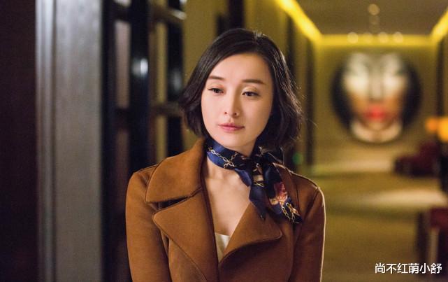 连衣裙 49岁吴越的发型告诉我们：“中年女人放弃刘海更有书卷气”