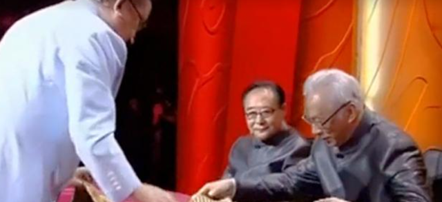 阳光语言矫正说|母亲的遗物中发现了龙袍，小伙子拿去鉴定，专家：请问祖上是何人