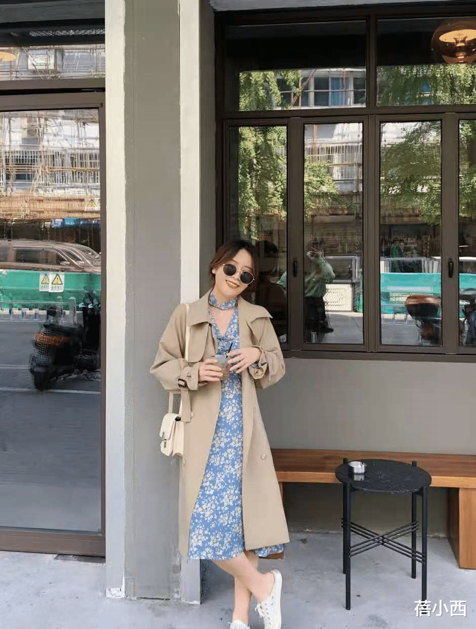 蓓小西 奔三奔四的女人，建议多穿“风衣”，这4种搭法简约时髦显气质