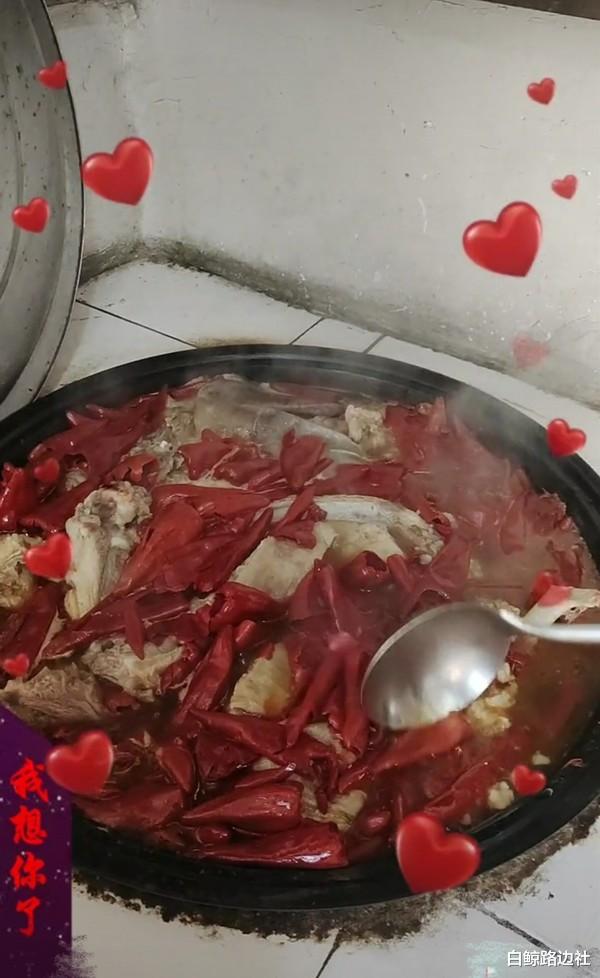 陈亚男|大衣哥儿媳罕下厨！灶台上油渍霉菌太邋遢，陈亚男穿白衣被疑作秀