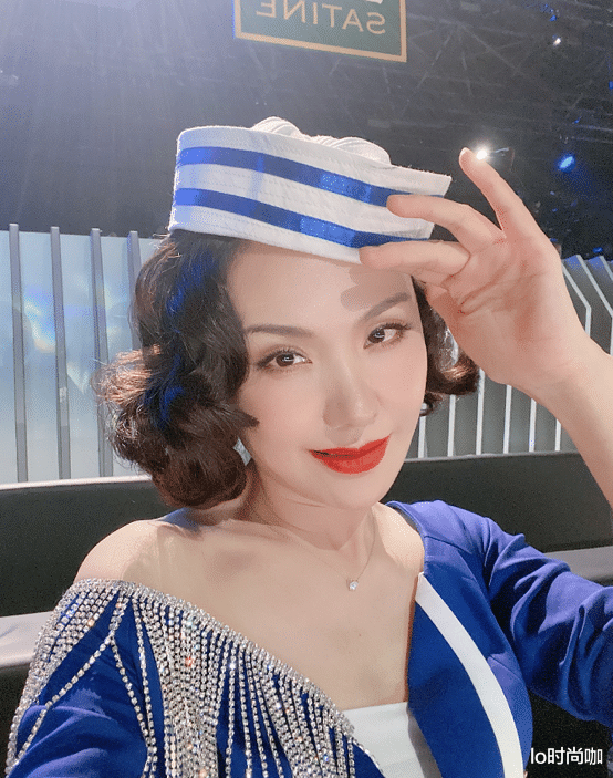 lo时尚咖|40+的程莉莎穿水手服扮嫩太成功，微露香肩自信靓丽，不见老态