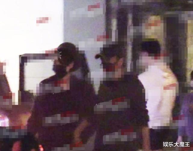 谢霆锋|王菲谢霆锋罕见合体会友被拍，二人牵手姿势再现经典“世纪牵手”太甜了