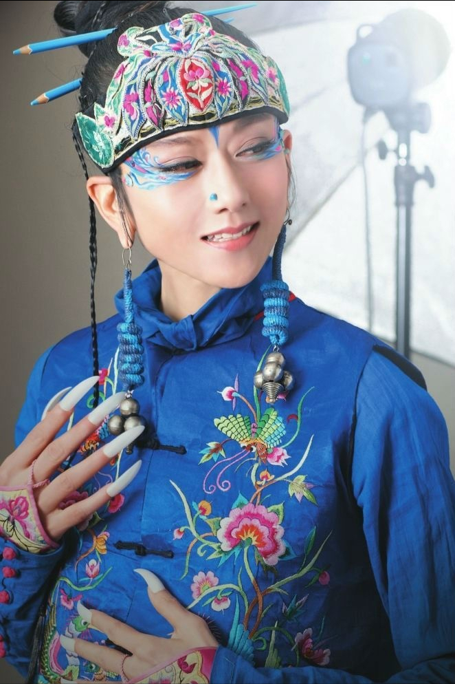 杨丽萍|有一种签名叫杨丽萍，镜头放大十倍后，网友：字迹一般人模仿不来