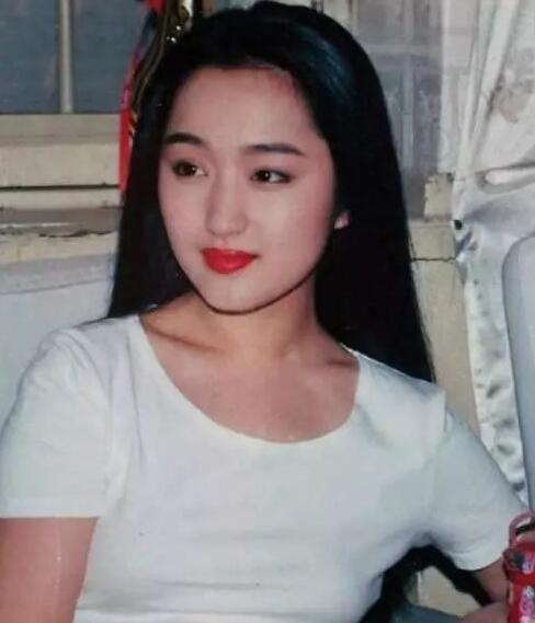 杨钰莹|当年的杨钰莹究竟有多美？一颦一笑勾人心，清纯动人