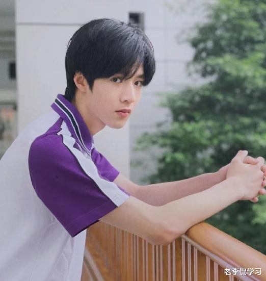 老李侃学习|刘耀文现身重点高中，穿校服在班内上课被举报，官方回应未被录取