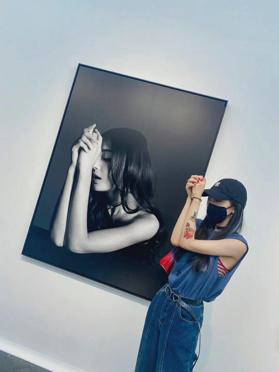 杨幂|社死现场！年轻男子没认出杨幂，大胆上前送饮料搭讪，全程被拍