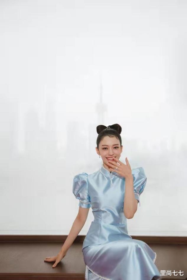 旗袍 吉娜罕见翻车,再穿旗袍秀曲线不输卡戴珊,却被芭比发型拖累