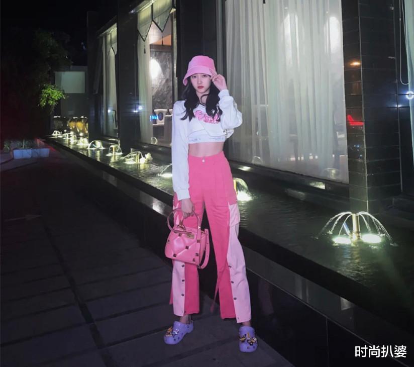 时尚扒婆|嫌全黑太无聊，一套衣服配了三个包！可关晓彤又把自己穿土了？