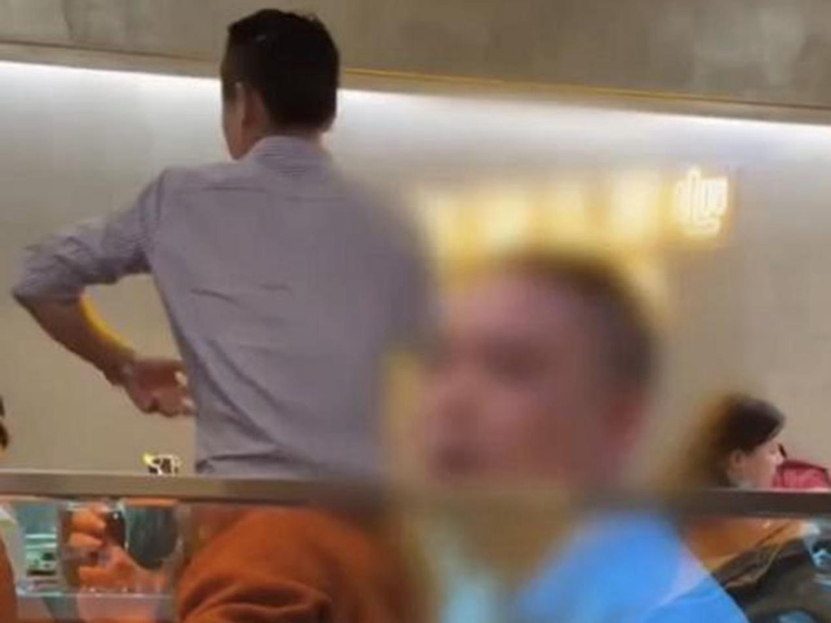 神鸟知讯资讯站 不抽烟不是男人！女子火锅店劝阻邻座抽烟，被泼不明液体