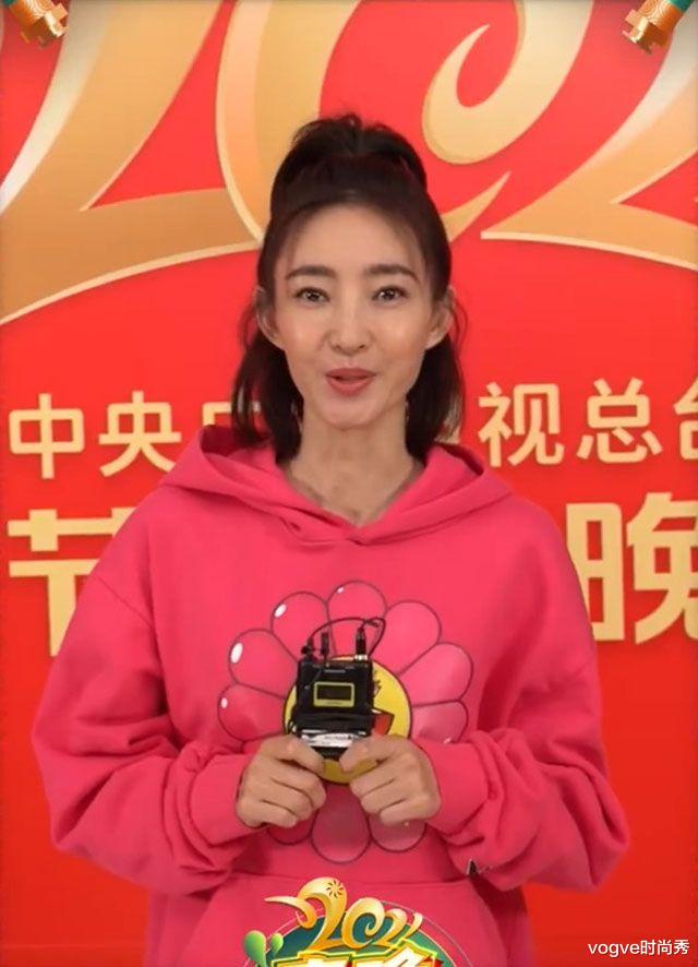 生图|央视春晚女星集体送祝福，关晓彤不PS也好看，周冬雨生图不敢认