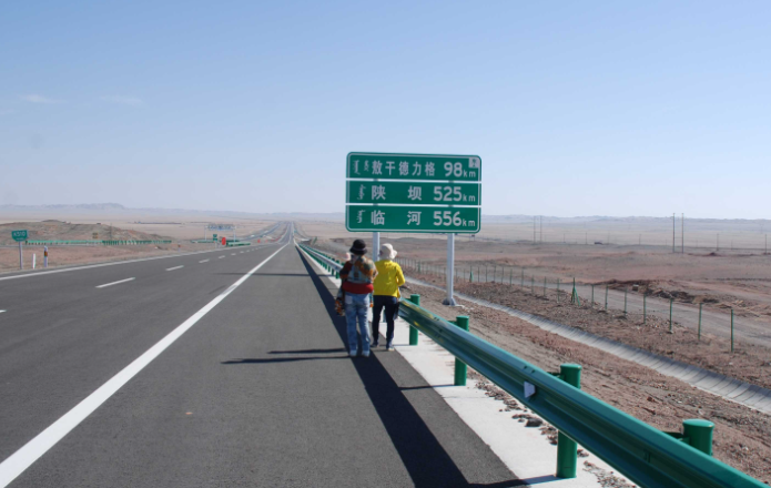 美國人至今理解不瞭，為何中國倒貼370億，修世界最長沙漠高速-圖8