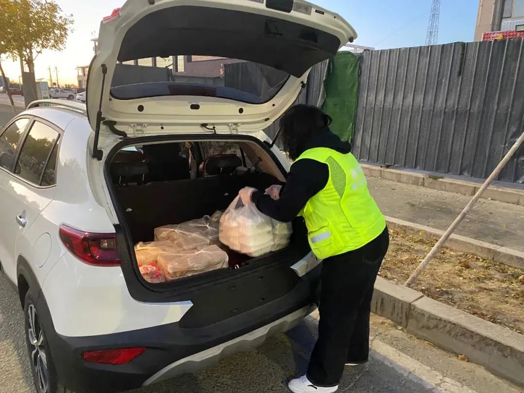 电工|额济纳抗疫人员一天一顿饭，滞留游客却扔掉免费午餐？果然，真相又反转了