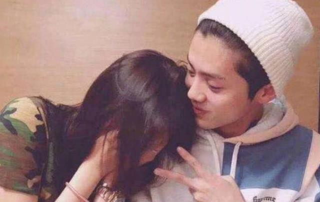 关晓彤|关晓彤穿“乳糖袜”出场，腿红了仍不脱下，得知谁送的再疼我也穿