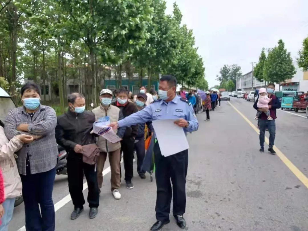 时代安徽 安徽阜南：在各疫苗接种现场，有一群最可爱的人，他们叫公安民警
