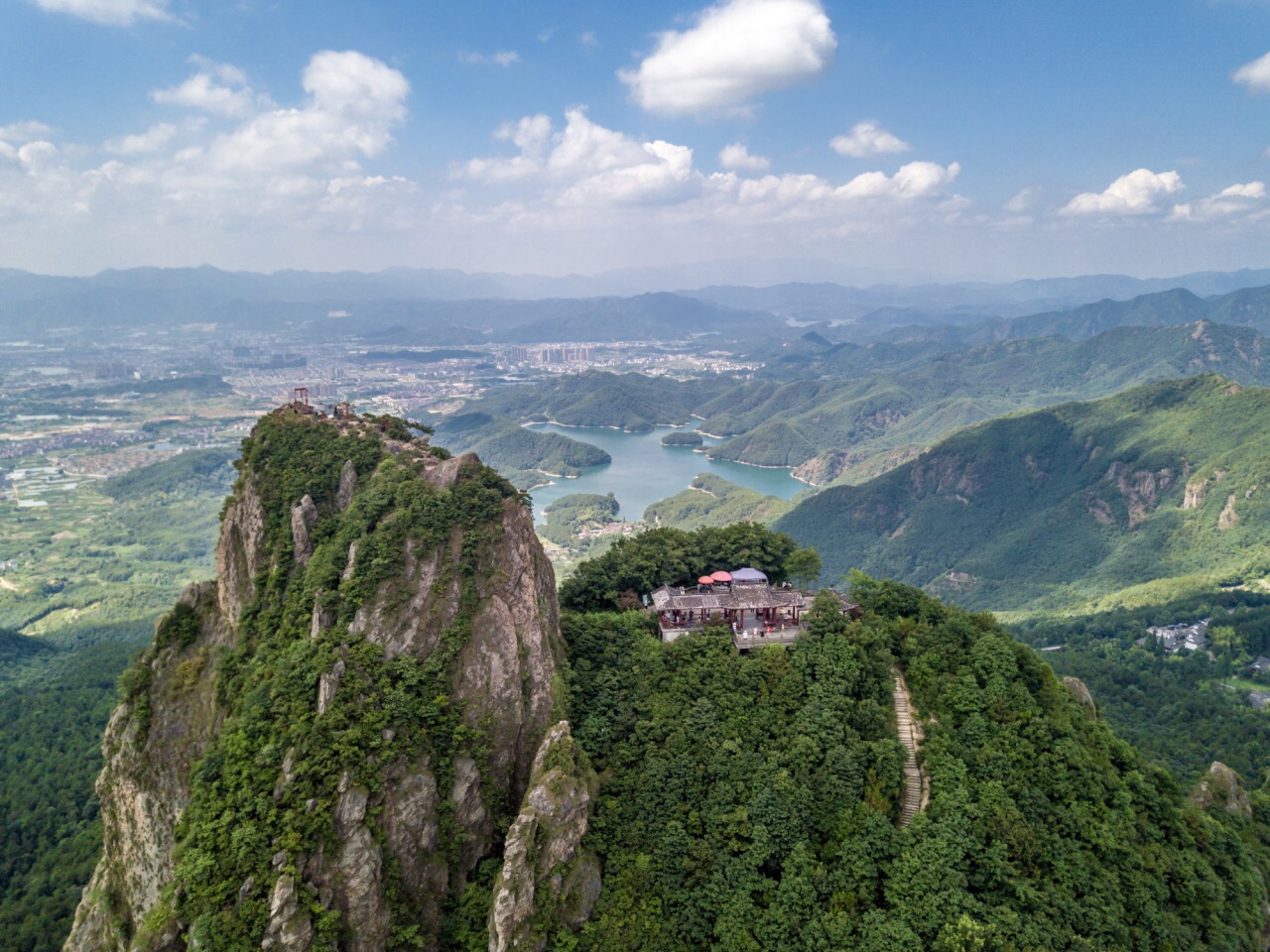 束河古镇 浙江一座国家AAAA级旅游景区的山，以观光揽胜、休闲度假为主要功能
