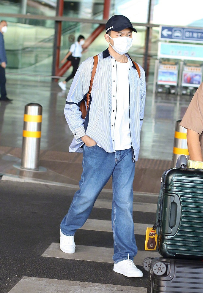 一街拍|袁咏仪夫妇秀恩爱，袁咏仪素颜好显老，张智霖全程小跟班太甜蜜