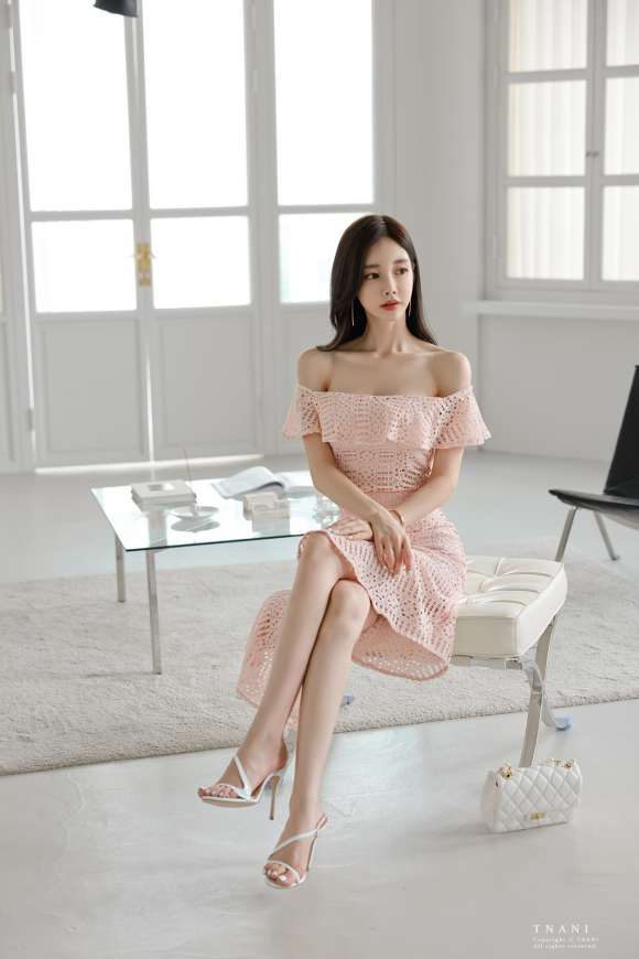 心壹文学|女神孙允珠高清时尚搭配:花绢夜樱浅粉芷兰镂空抹胸裙