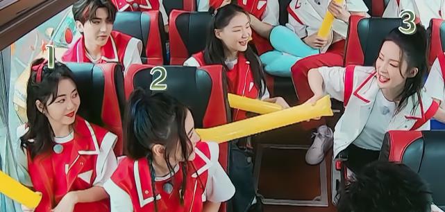 谭松韵|谭松韵靠baby肩膀，谁注意李沁的反应，暴露女明星之间真实关系