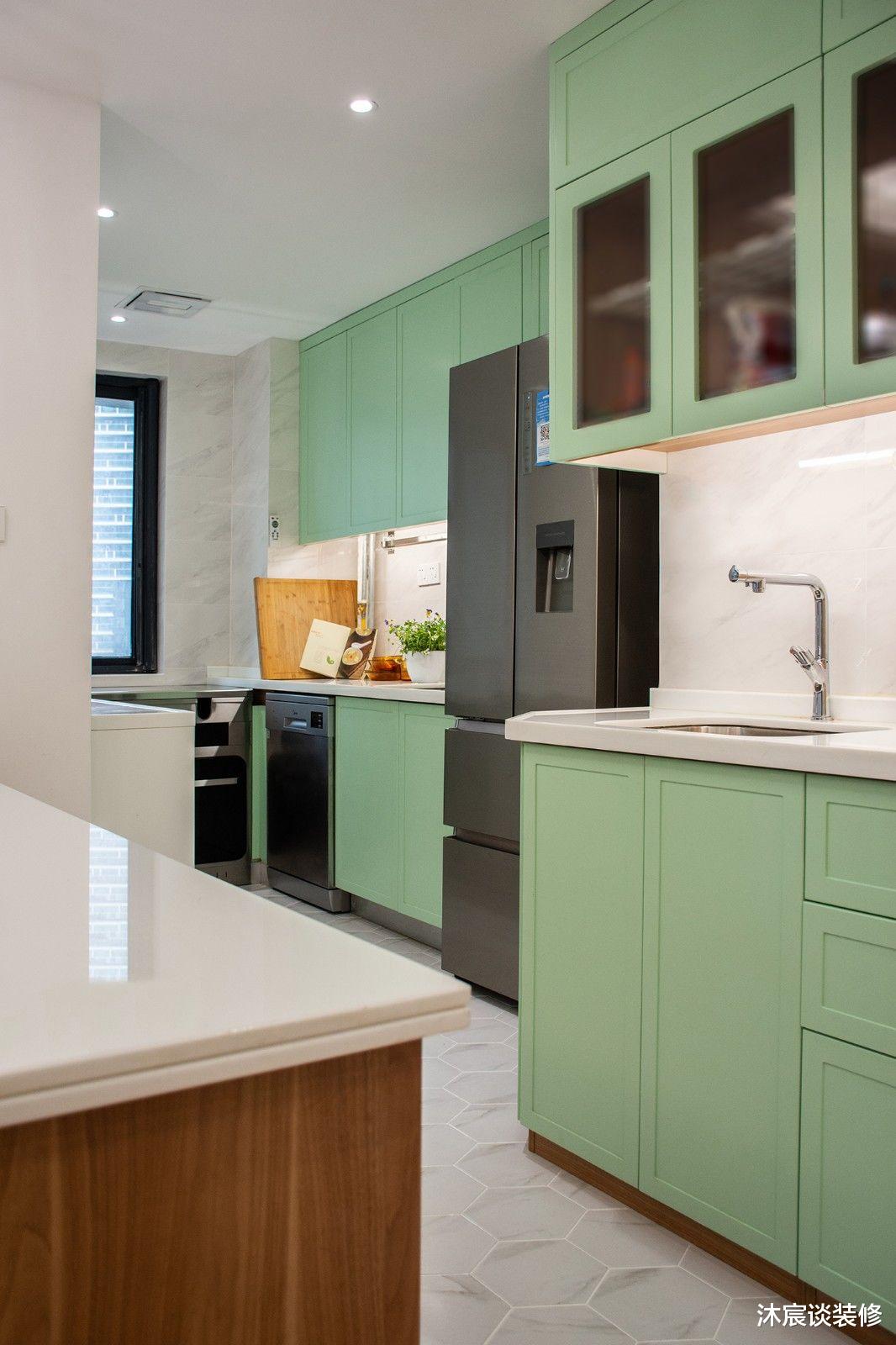 沐宸谈装修|她家的客厅不一样，用卡座取代沙发，好看又实用，真是小户型救星