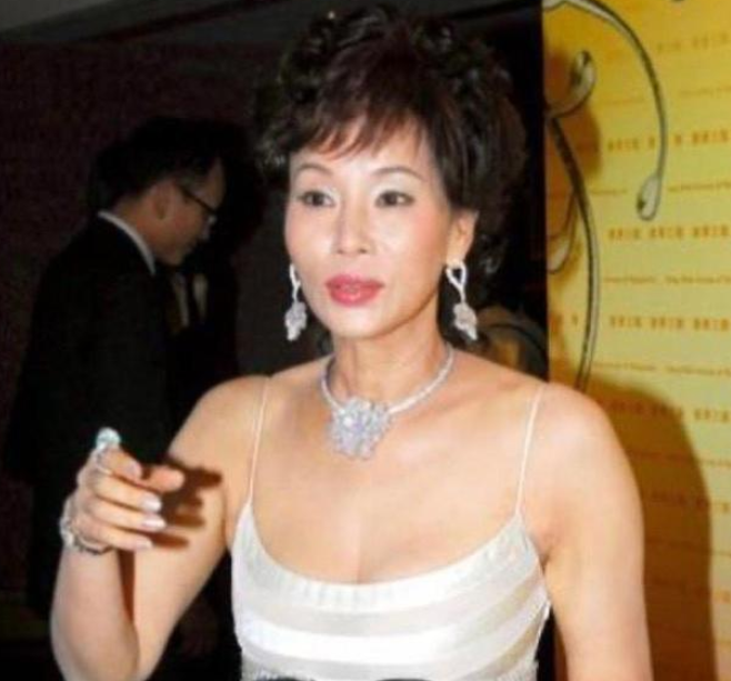 翡翠手镯|有种壕叫三太的翡翠手镯,世上就这么一只,戴去买菜也贵气得不行