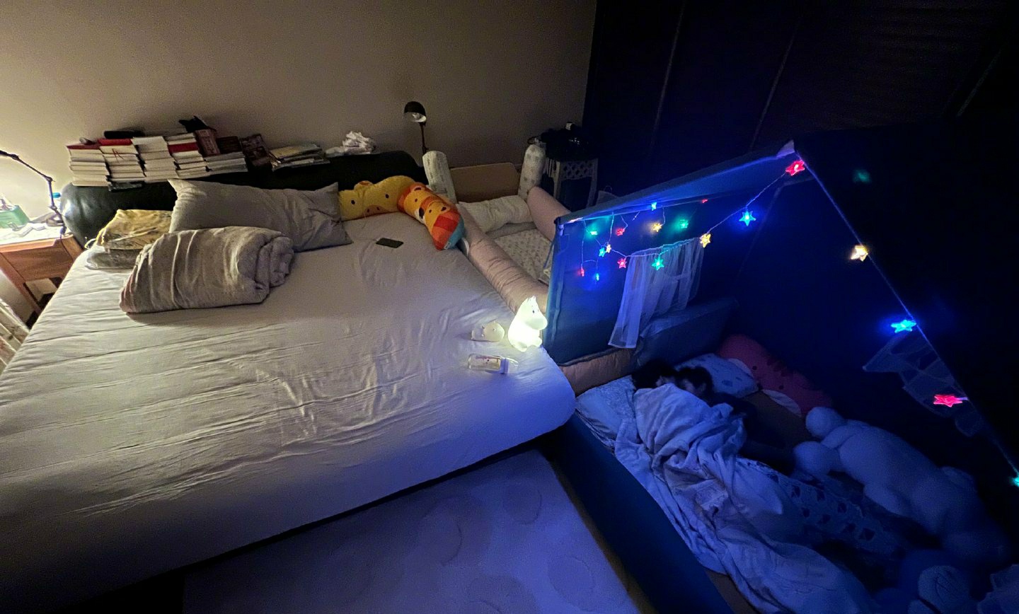 张歆艺|张歆艺陪孩子睡帐篷,两个大人蜷着腿睡在外面,小家伙在一旁呼呼大睡