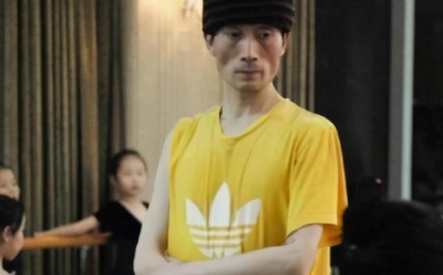 杨丽萍|46岁“巨婴”郭冷只会跳舞,连衣服都不会洗,年入百万却无人想嫁