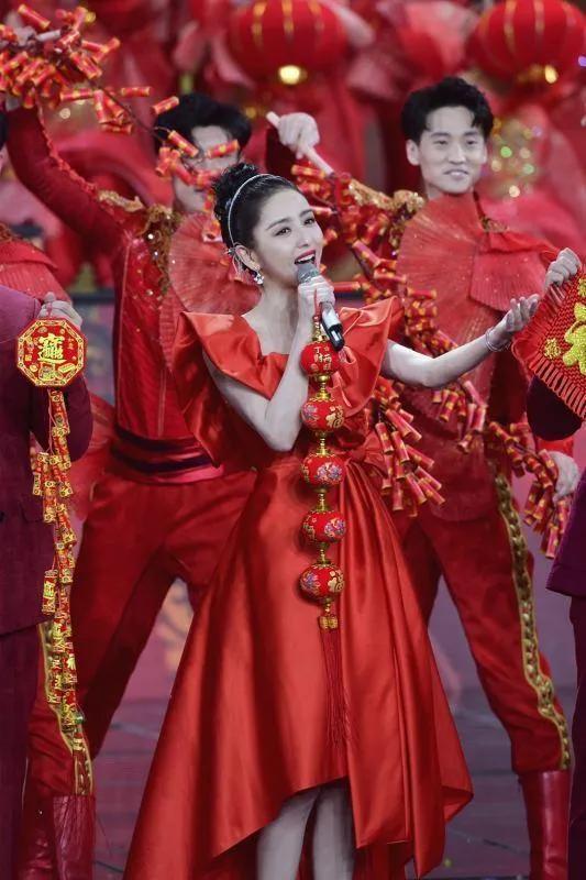 春晚|春晚炫富：佟丽娅戴31万手镯，周冬雨戒指36万，她的项链值1套房