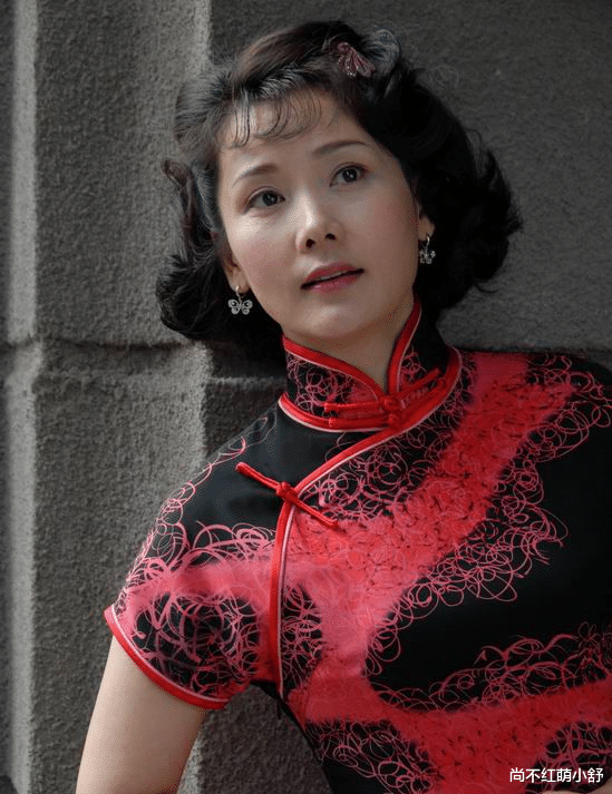 发型 何赛飞的发型让我明白了：中年女人放弃黑长直选这些发型更洋气