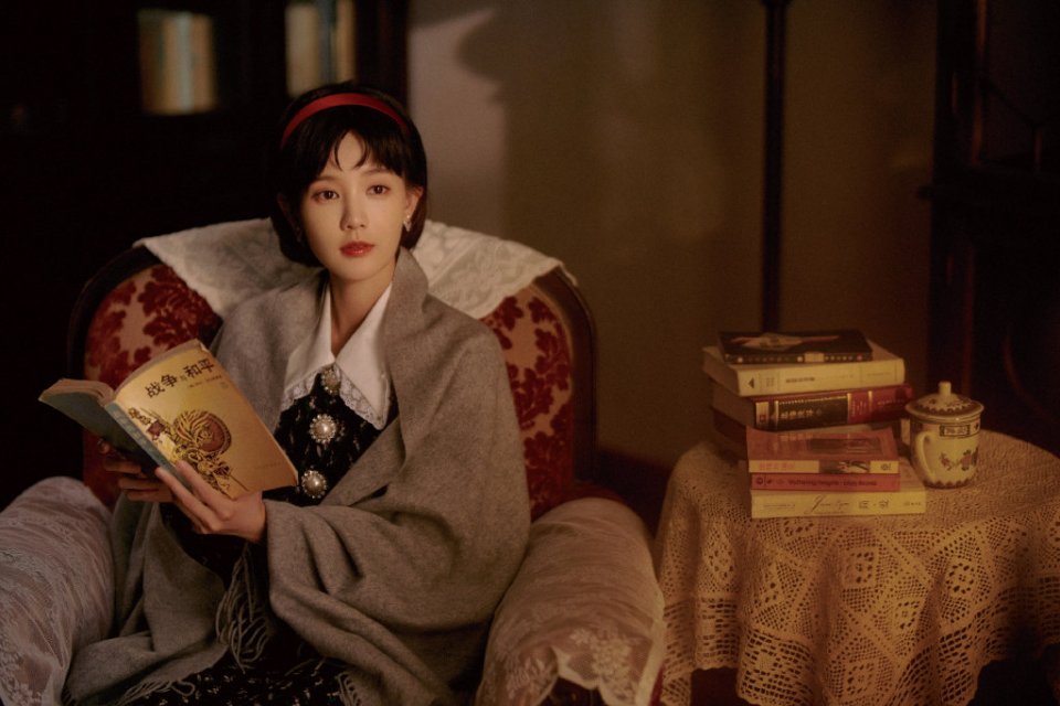 发型 李一桐扮80年代女生,穿印花裙配短发温婉动人,好有年代感