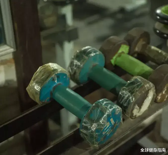 蔡徐坤|蔡徐坤“猛男照”霸屏热搜！肌肉线条引女粉丝舔屏！硬是把我看笑了...