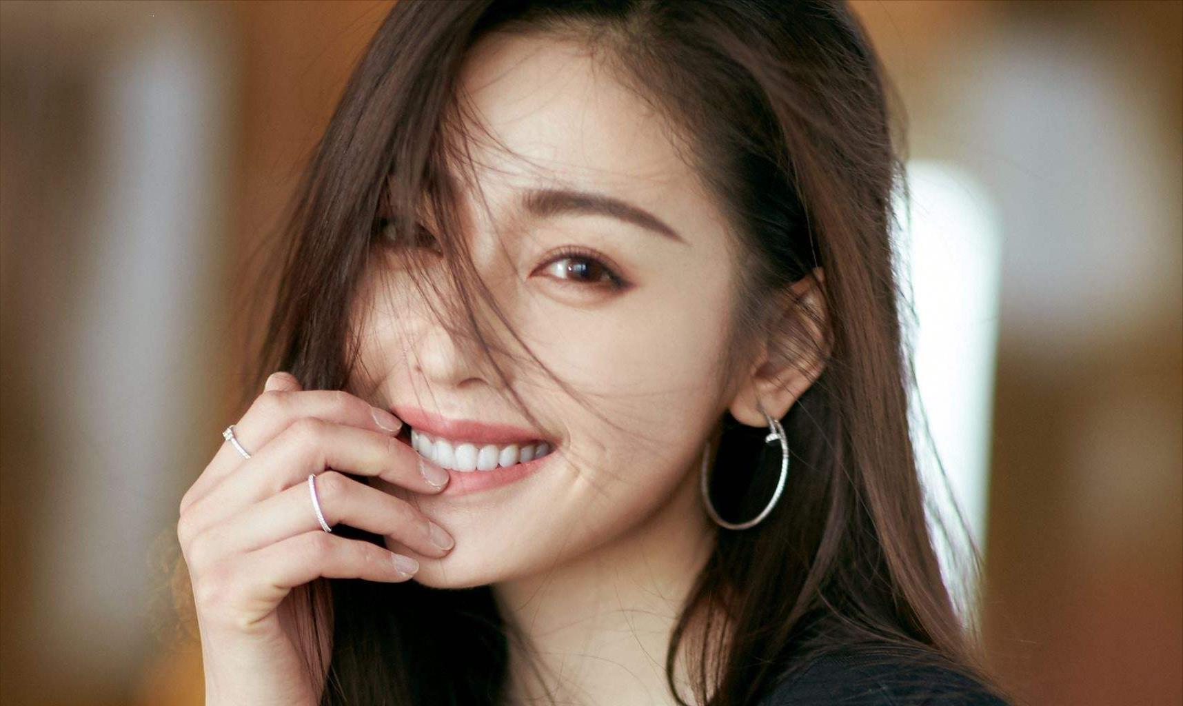 张天爱|张天爱再惹争议！私下应酬对男领导投怀送抱，网友：红是有原因的