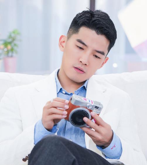 姐姐|《心动4》收官海报，马董手里的书有深意，小孔罗姐姐是约好的吗