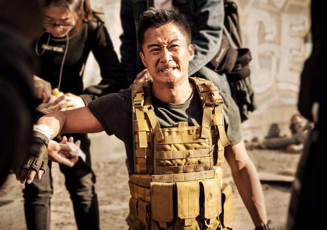 吴京|网友晒和吴京的合影照，吴京手扶网友肩膀笑容亲切接地气