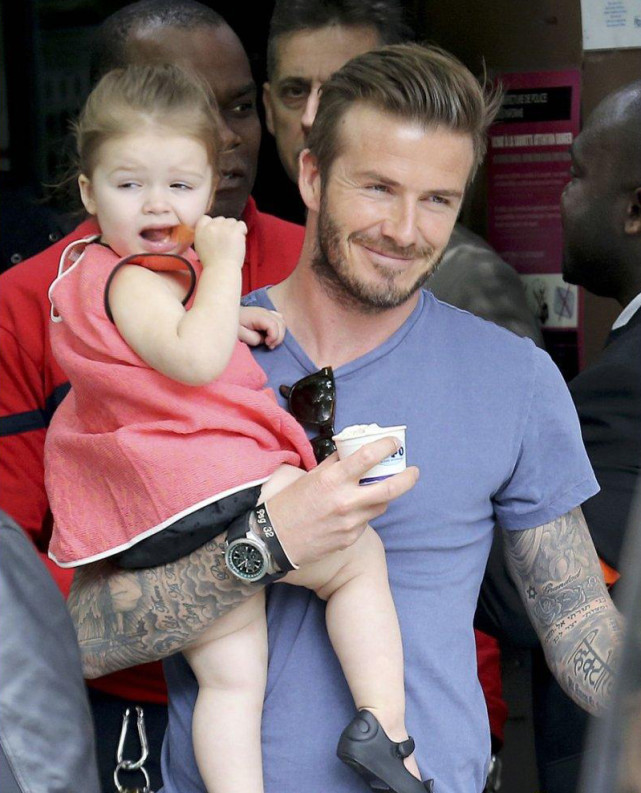 哈珀·贝克汉姆|贝克汉姆女儿发育失控？不满10岁小七开心跳舞，身材显早熟