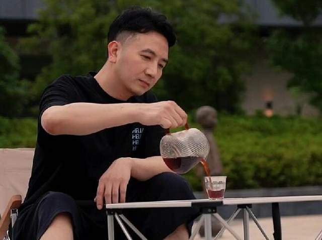 朱小贞|朱小贞事件又出现疑点，窗户上的图案非常奇怪，可能不是巧合