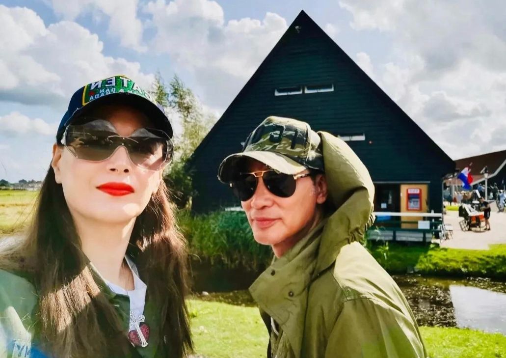 潮帮先生 任达华携妻女游荷兰，和老婆穿情侣装秀恩爱，180女儿大长腿抢镜