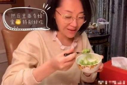 好物官|许晴不化妆就敢出街，私下打扮让人认不出，网友：先把眉毛画上吧