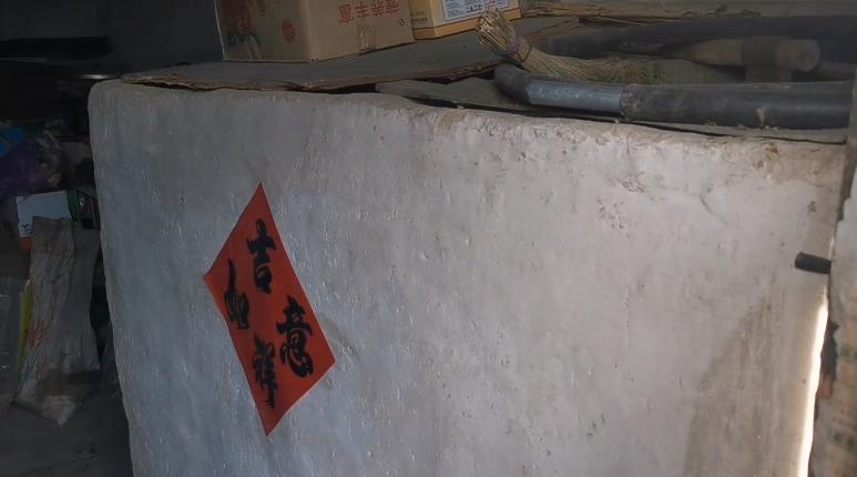 忆三线 朔州农村百年老宅里，大妈独自一人生活，留有土质粮仓和泥瓮