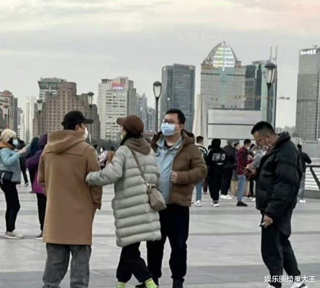 春晚|黄渤回应来了!挽胳膊的是女经纪人,网友感叹《极限挑战》保住了