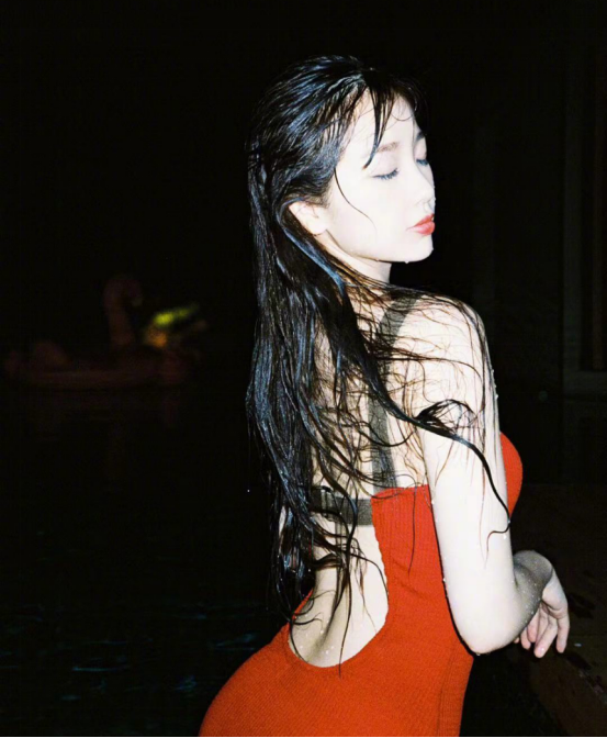 虞书欣|虞书欣红色露背泳装照上热搜，为何惨被骂