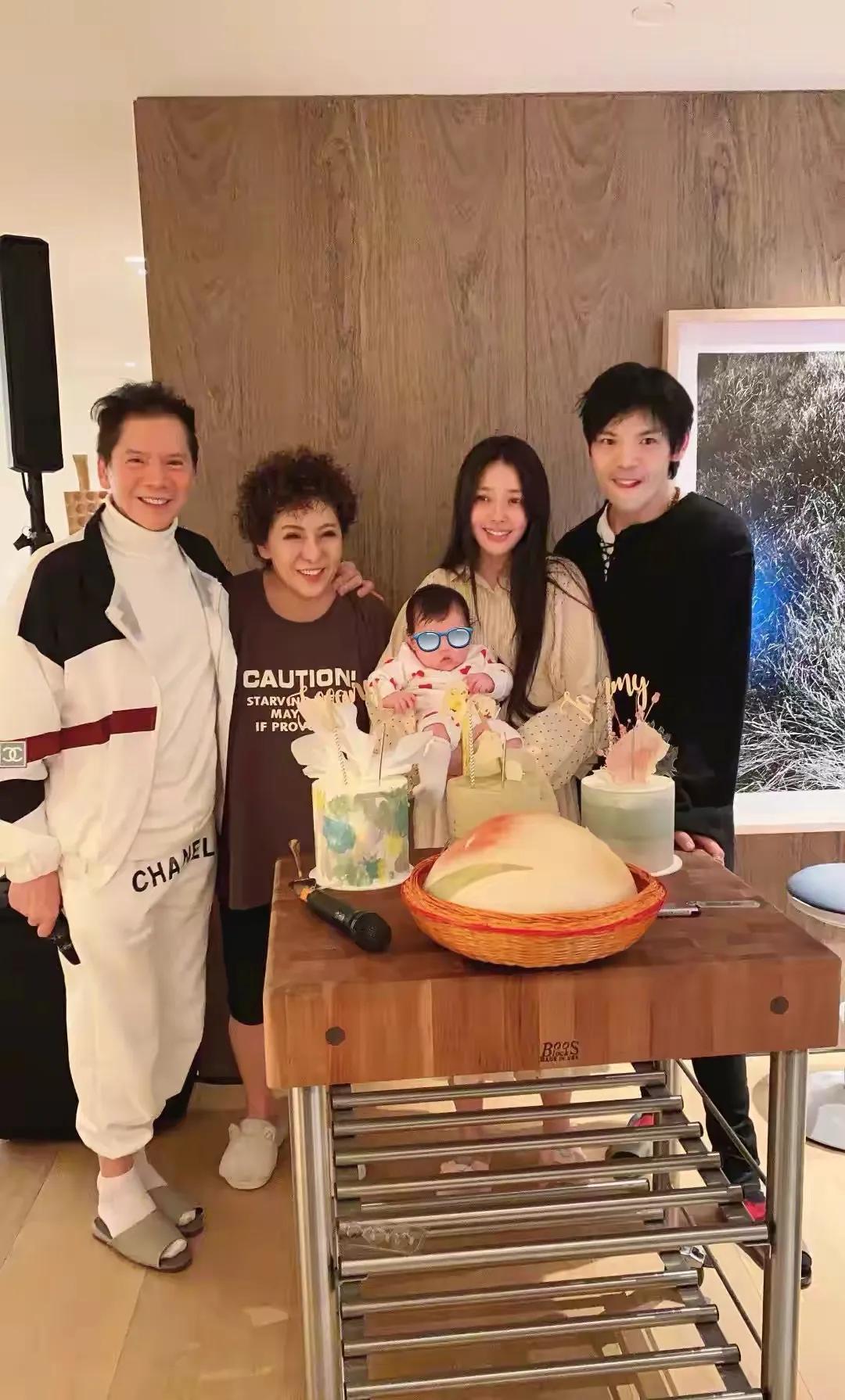 加菲猫说时尚|向佐庆生高调晒全家福!与伊能静亲密合影,女儿正脸似郭碧婷翻版,太可爱