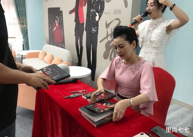 朱军|朱军一家三口聚会，他满脸臃肿妻子像女儿，18岁儿子变家里最胖