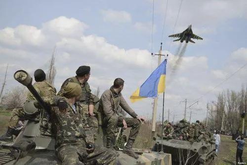烏克蘭集結大批軍隊，大戰一觸即發，專傢奉勸：別再一錯再錯瞭-圖2