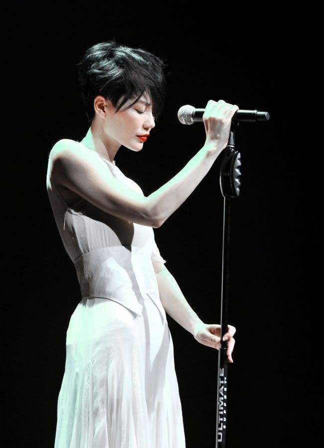 王菲|王菲到底有多撩人？当看到她的真实身材后，网友：难怪谢霆锋念念不忘！