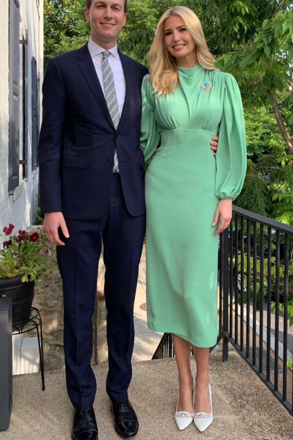 全球时尚风行|孟晚舟出庭又换风格啦！穿薄荷绿套装显黑，配祖母绿高跟鞋真高贵