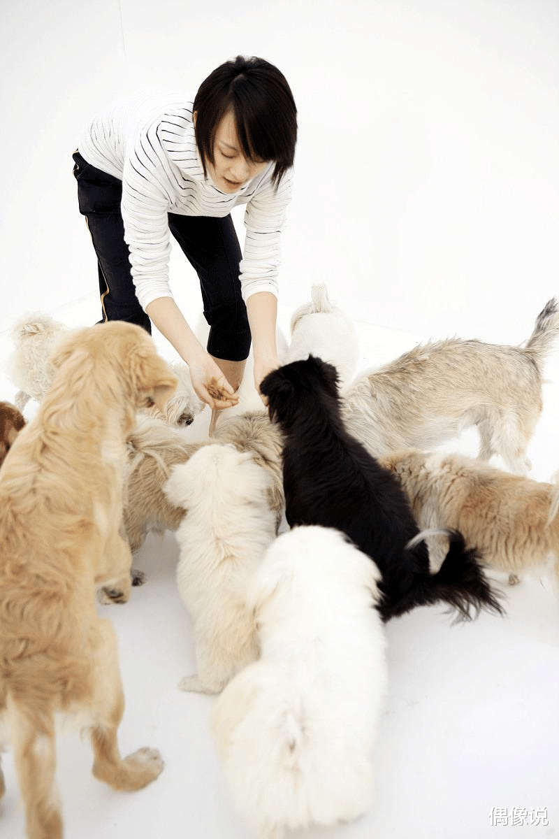 孙俪|孙俪带儿女街边摆摊，打扮低调，4小时卖了14741元，单价引热议