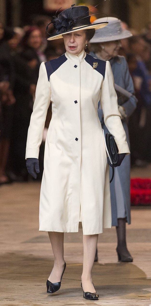 王菲|英国71岁公主代替女王亮相！蓝衣秀出好身材，说是少女腿也不过分