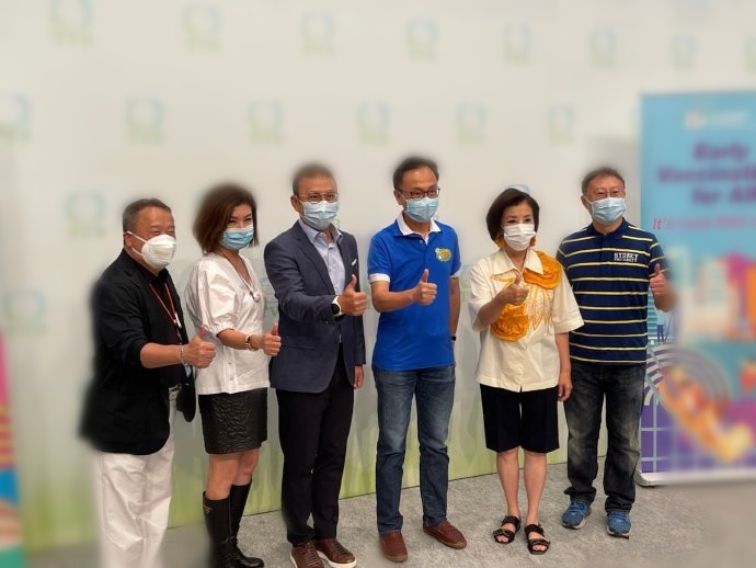 潮流前沿|汪明荃74岁一点不显老，穿老爹衬衫配五分裤，打扮新潮不输00后