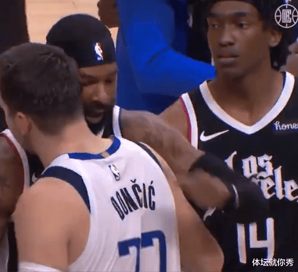 快船队|崩溃！快船排队拥抱东契奇，唯有他恨之入骨，1000万合同被打没了